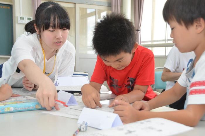 小学生2人に算数を教える大学生