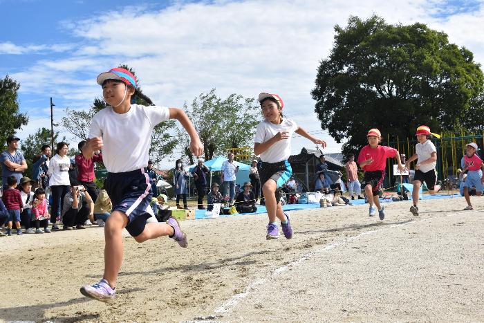 徒競走で走る小学生