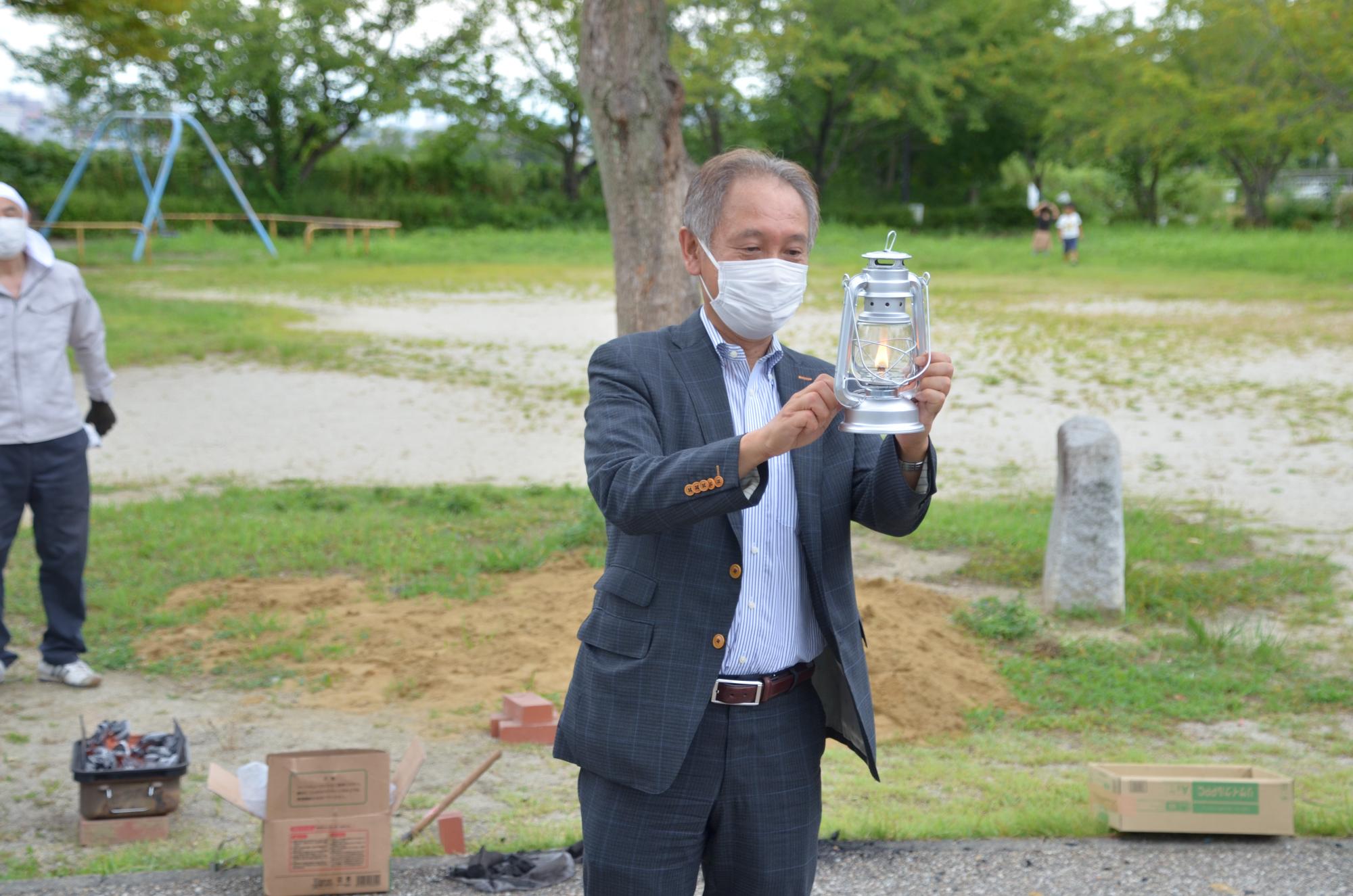 町長が採火した東浦町の火を見ている様子