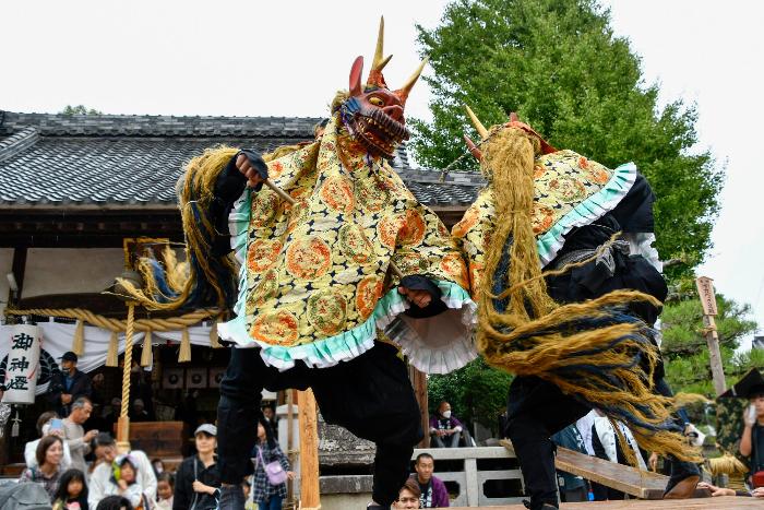 2頭の獅子が舞う姿