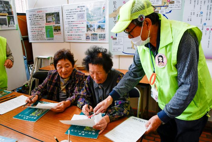 東浦の歴史についての問題を解く来場者