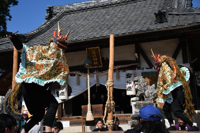 舞台上で舞う獅子舞