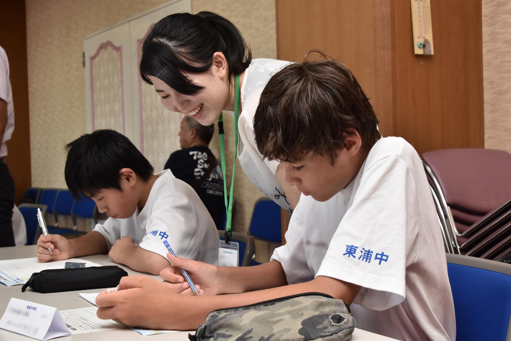 中学生に数学を教える大学生ボランティア