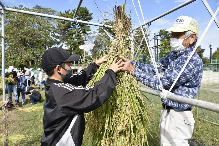 東楽会の会員とはさかけをする児童