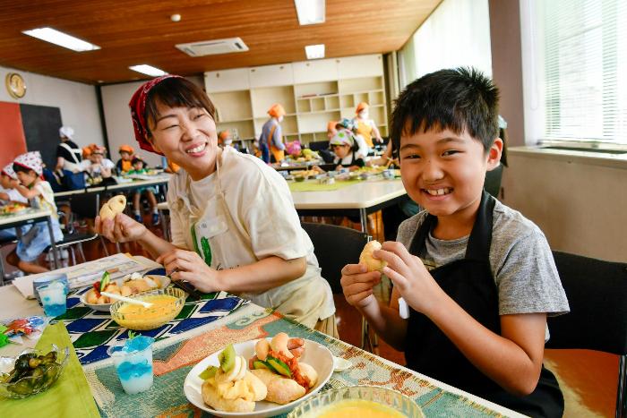 おいしそうに料理を食べる参加者