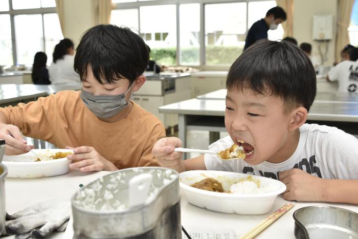 カレーをほおばる児童