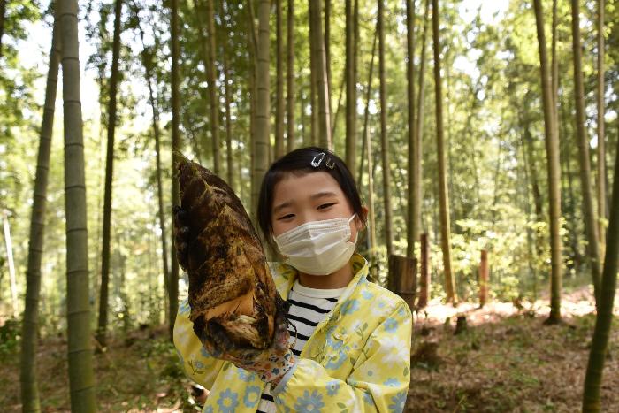 採った竹の子を見せてくれた児童