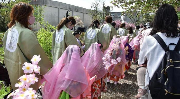 侍女たちの行列の様子