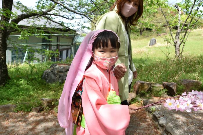 侍女が歩く様子