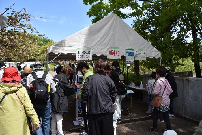 感染症対策として会場入口では検温と消毒が行われました。