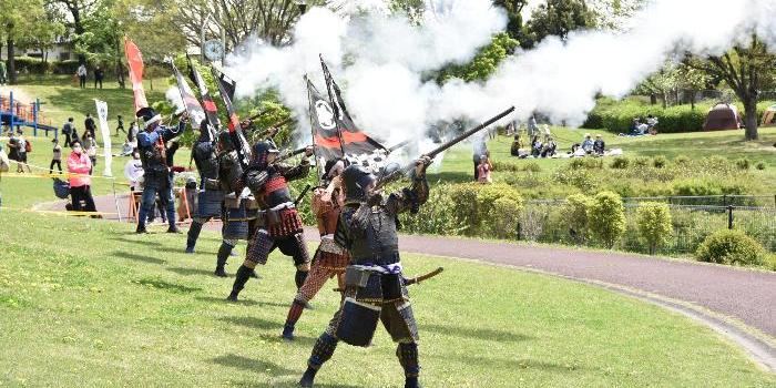 火縄銃演武を披露する長篠・設楽原鉄砲隊のみなさん