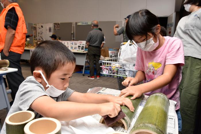 竹を磨いてそうめんの器を作成する子ども