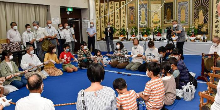 虫供養で数珠をまわす様子