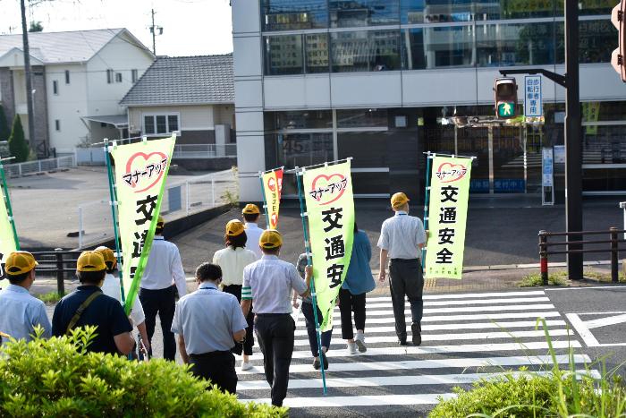 啓発に向かう職員