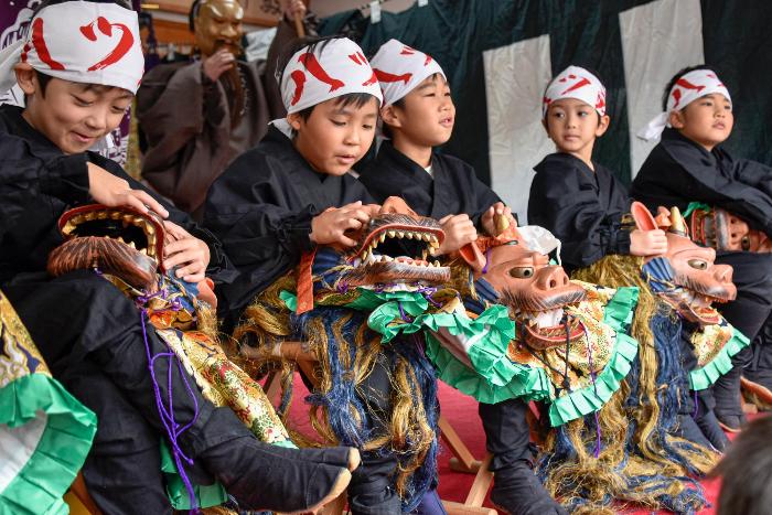 子どもの獅子が出番を待っている様子