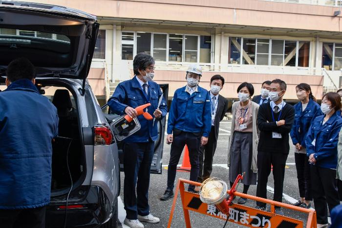 電気自動車の供給訓練を実施する職員