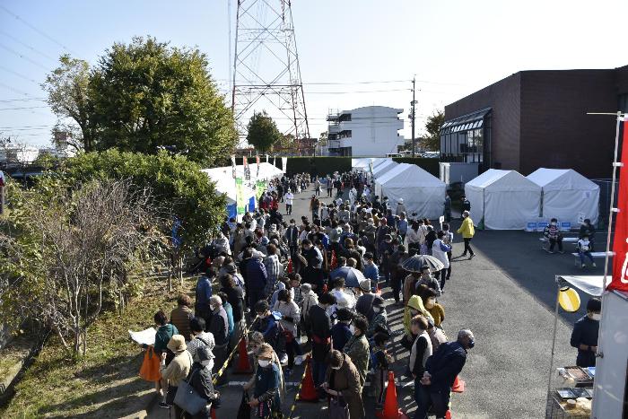 産業まつり開始前に並ぶ様子