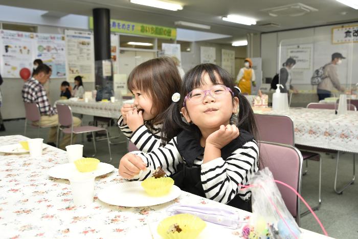 試食をおいしそうに食べる児童