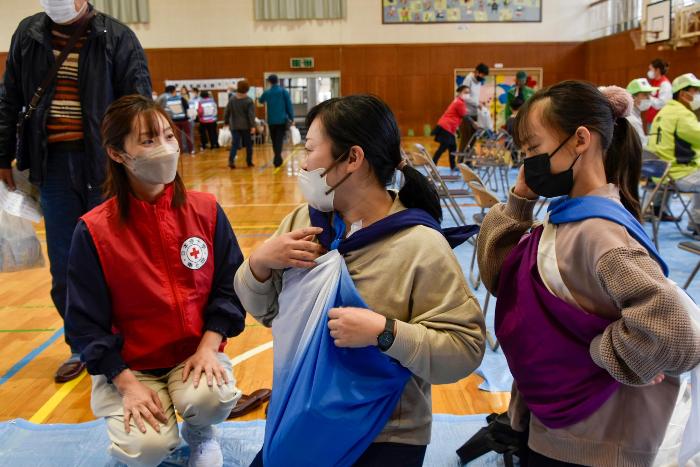 風呂敷リュックの作成を学ぶ住民