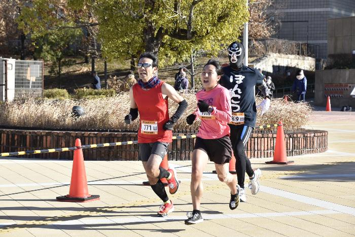 一生懸命に走る選手