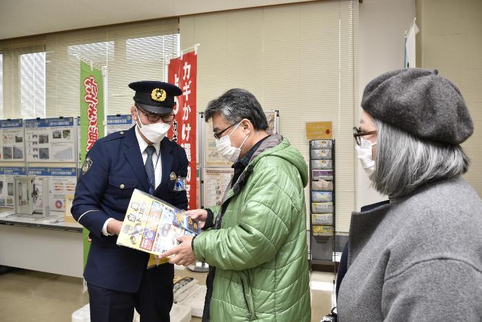 空き巣の手口を説明する警察官