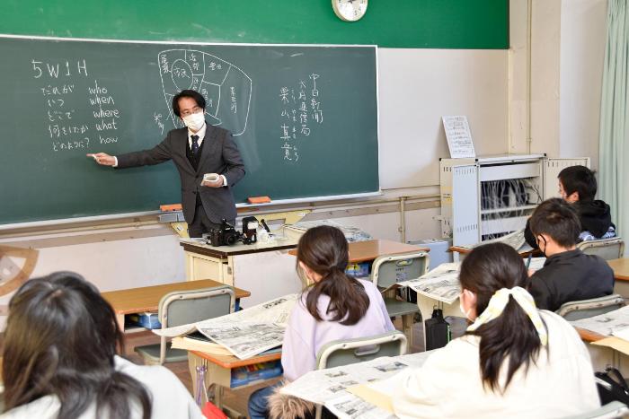 児童に授業をする栗山さん