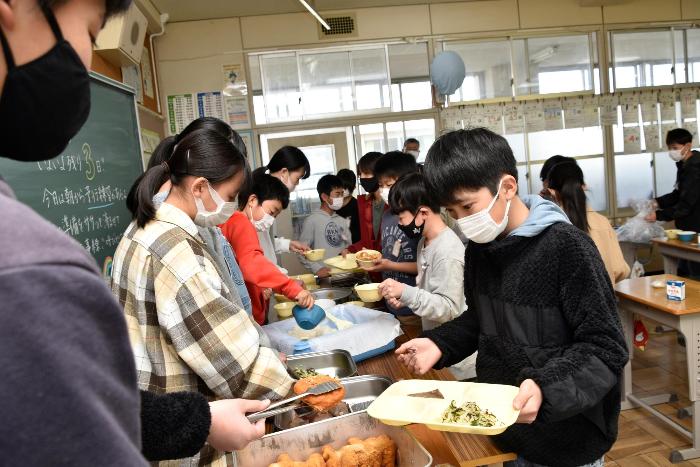 スペシャル給食の配膳の様子