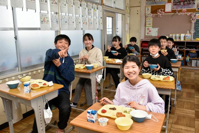 スペシャル給食を楽しむ児童