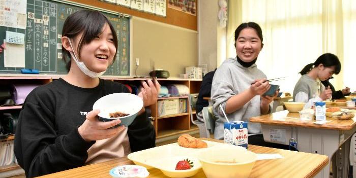 給食を楽しむ様子