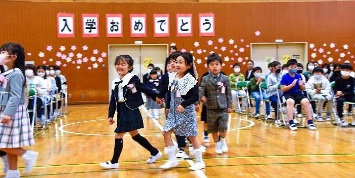 入場をする新一年生