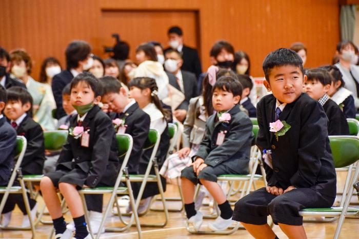 入学式で緊張した面持ちの新1年生