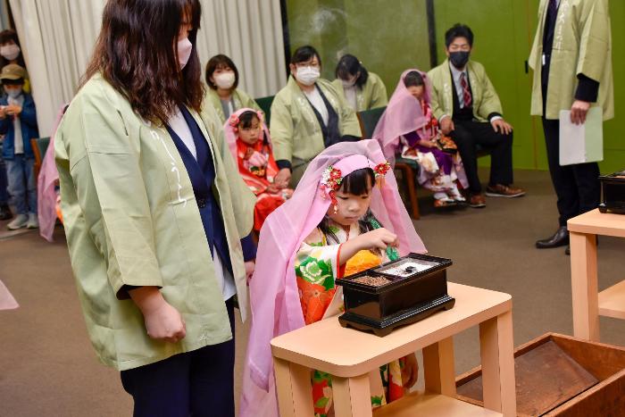 焼香を上げる侍女ちゃん