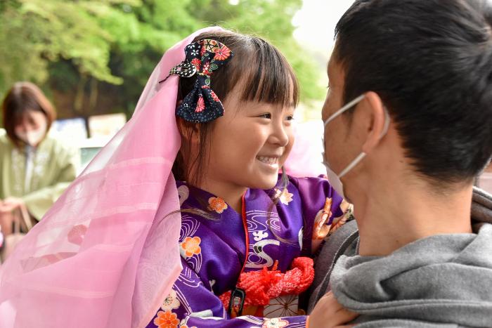 お参りを終えて笑顔を見せる侍女ちゃん