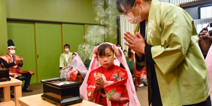 手を合わせる侍女ちゃん