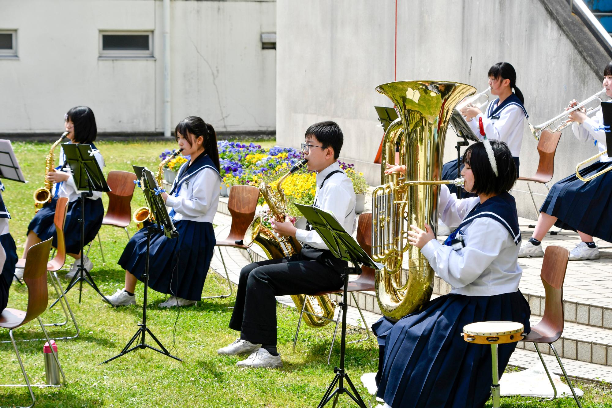 演奏する吹奏楽部員