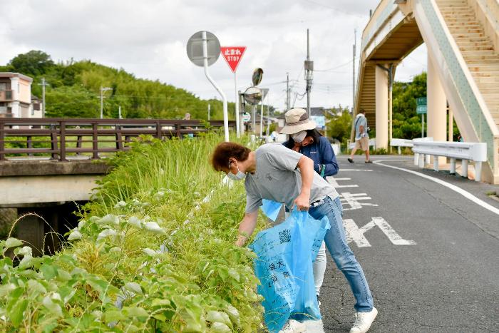 川沿いのごみを拾う住民