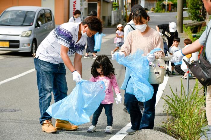 ごみゼロに参加する親子連れの姿