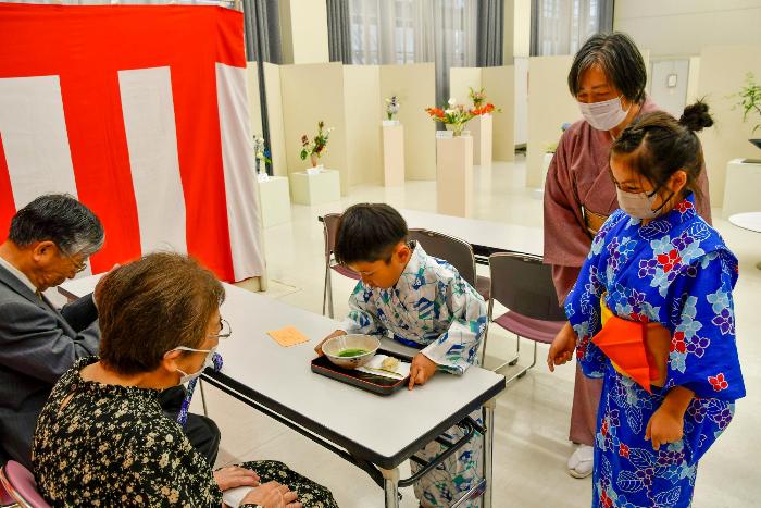 お茶席でお運びをする子ども