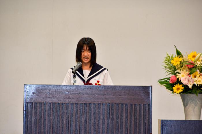 町民大会で発表する中学生