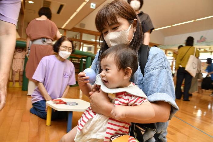 ガチャガチャに挑戦した子ども