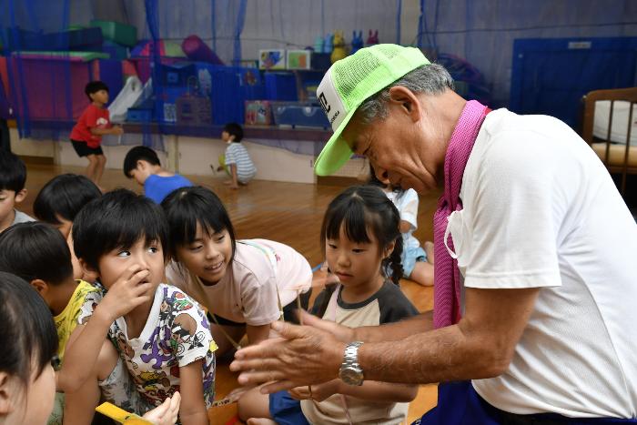 竹とんぼを飛ばすコツを教える講師