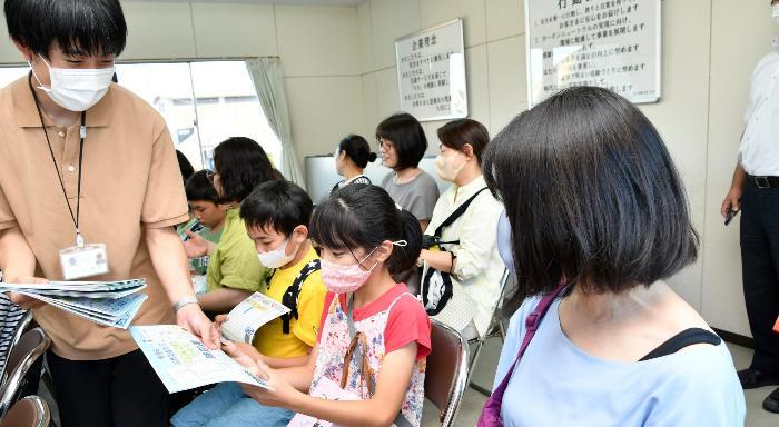 バスについて学ぶ参加者