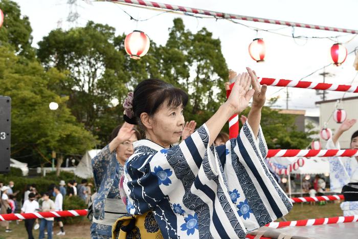 手でポーズをとり踊る皆さん