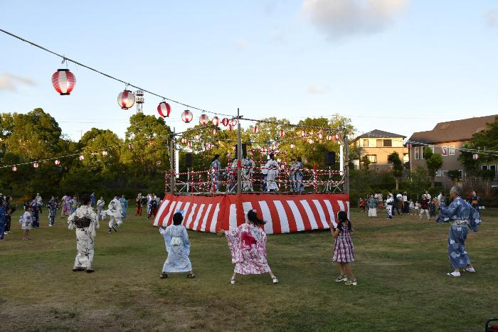 やぐらを囲んで踊る住民の皆さん