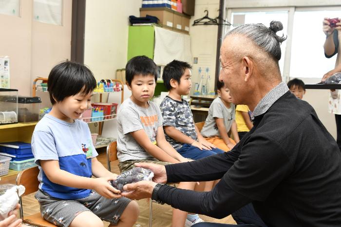 園児にぶどうを手渡す様子