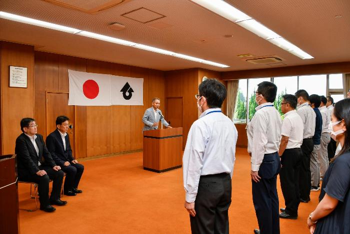 職員に最後のあいさつをする神谷町長