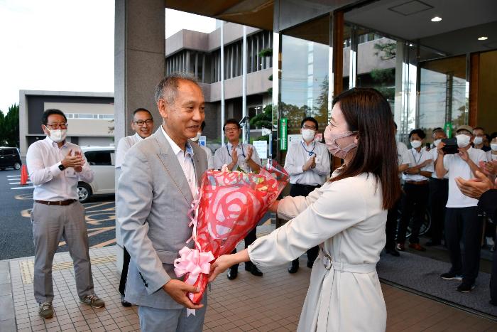 花束を手渡される神谷町長