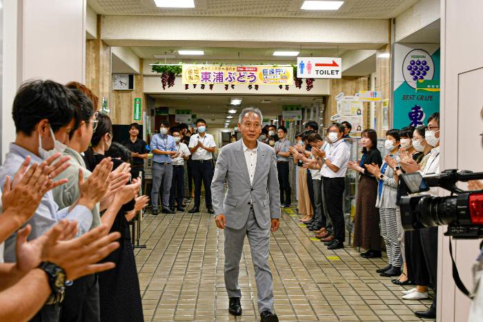 職員に見送られる神谷町長