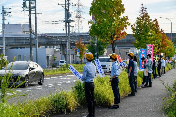 立哨する職員たち