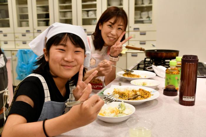 自分たちで作った料理を食す親子